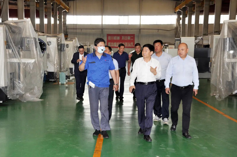 安丘市副市長謝謙彪“探班”信川機械