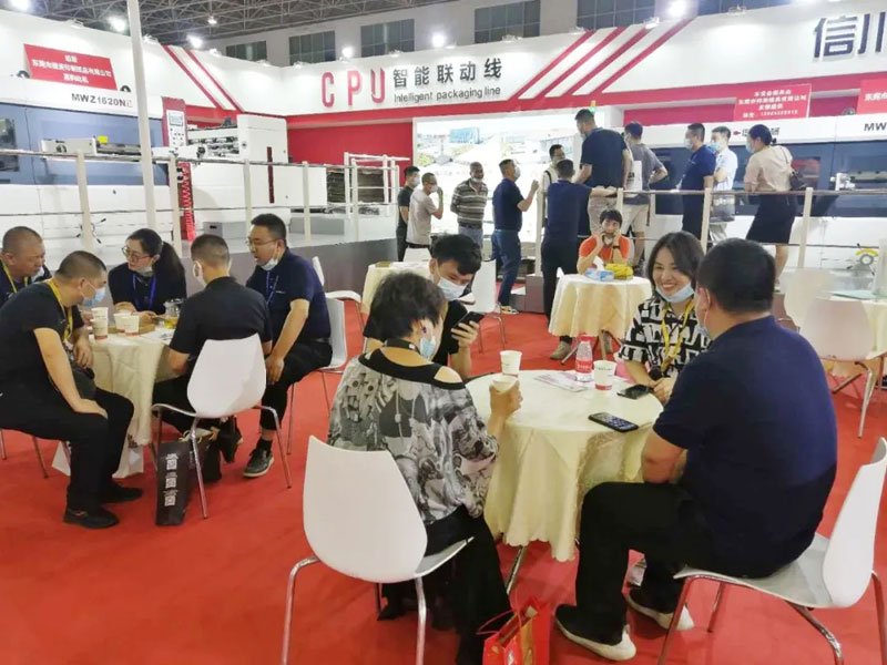 展會(huì)進(jìn)行時(shí)|直擊精彩瞬間，信川機(jī)械展臺(tái)熱潮連連