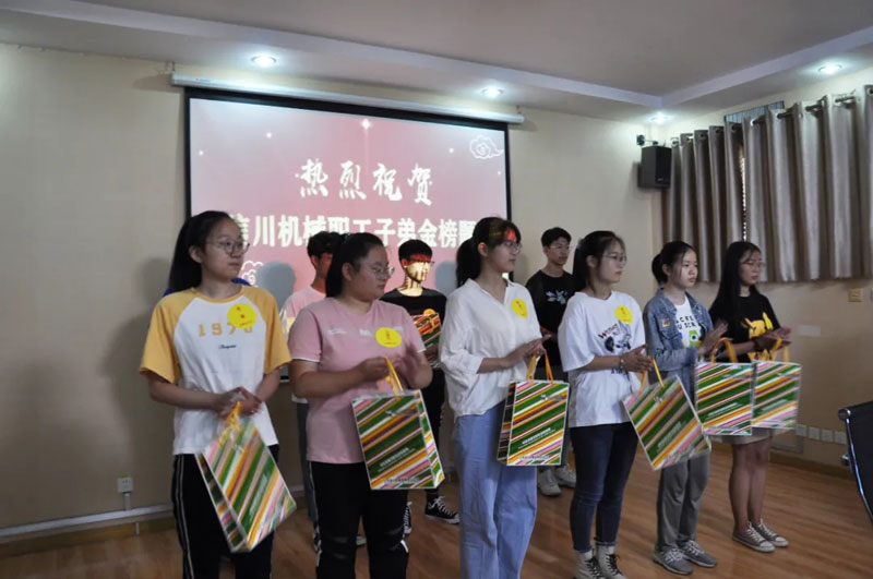 熱烈祝賀信川機械職工子弟金榜題名！